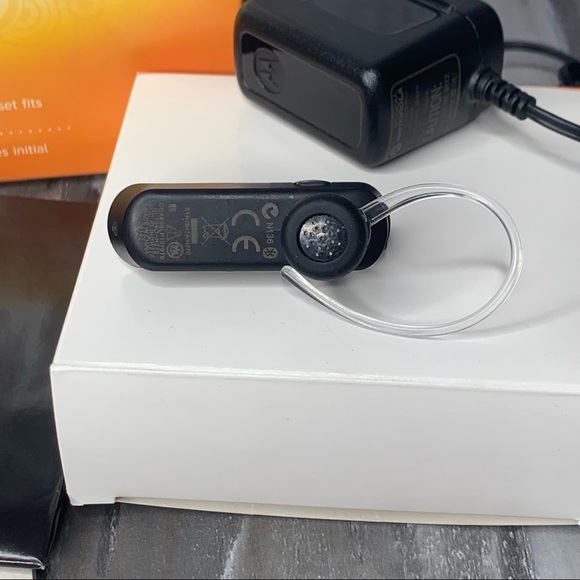 Motorola H270 Universal Bluetooth Headset, Ergonomic Black Clear Ear-Hook - Picture 3 of 10